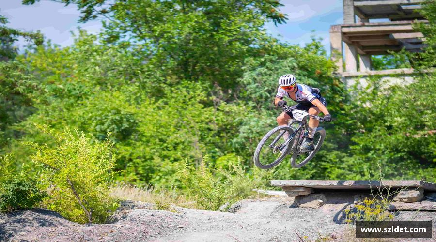 风雨同舟，共创辉煌！